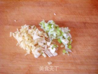 素炒莲藕胡萝卜片的做法步骤：2