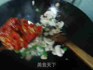 香肠口蘑菠菜面的做法步骤：4