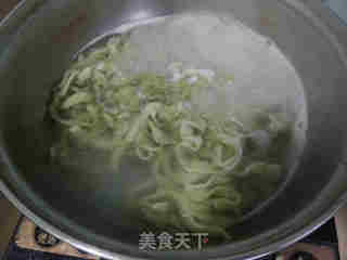 香肠口蘑菠菜面的做法步骤：5