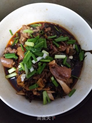 猪蹄蒸盐干菜的做法
