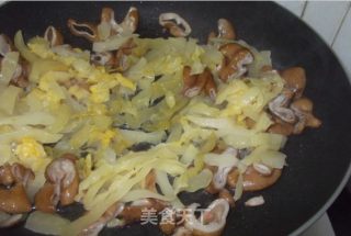 美味家常 酸菜炒肥肠的做法步骤：4