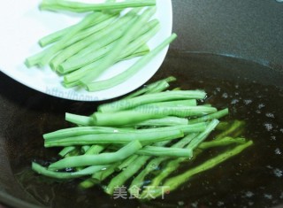 干煸豆角的做法步骤：1
