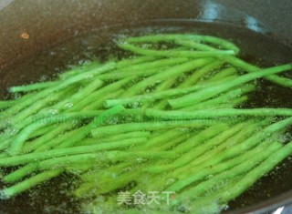 干煸豆角的做法步骤：2