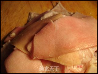 肉皮冻的做法步骤：1