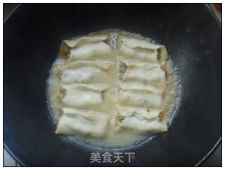 白菜肉锅贴的做法步骤：11
