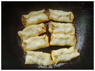 白菜肉锅贴的做法步骤：12