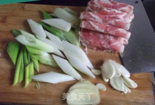 美味家常 京葱炒羊肉的做法步骤：2