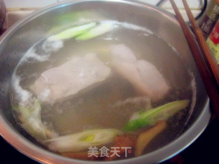 西芹豆干回锅肉的做法步骤：1