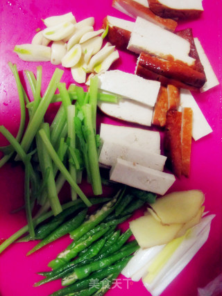 西芹豆干回锅肉的做法步骤：2