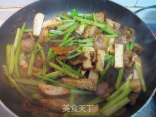 西芹豆干回锅肉的做法步骤：8