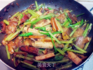 西芹豆干回锅肉的做法步骤：9