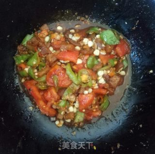 青椒西红柿玉米粒炒肉皮的做法
