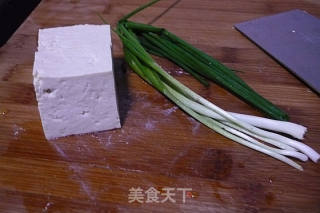 小葱拌豆腐，一清二白的做法步骤：1