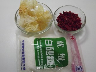 银耳枸杞汤的做法步骤：1