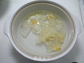 银耳枸杞汤的做法步骤：2