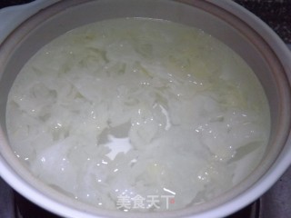银耳枸杞汤的做法步骤：3