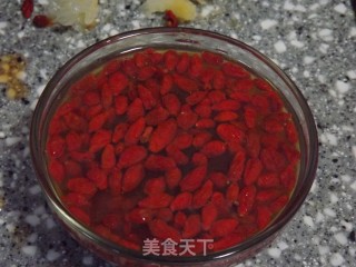 银耳枸杞汤的做法步骤：4