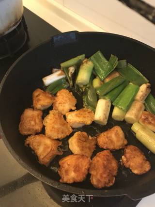 葱段煎鸡肉的做法