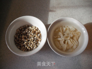 白皙肌肤素颜出门不再是梦——薏米百合粥的做法步骤：1