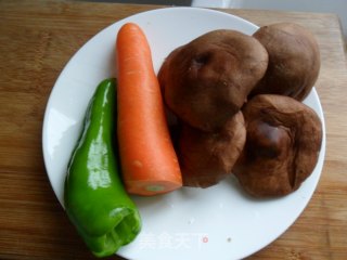 胡萝卜香菇炒肉丝的做法步骤：1