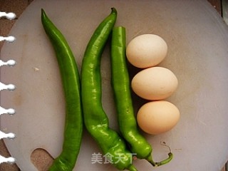 尖椒煎蛋的做法步骤：1