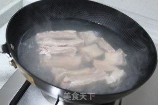 番茄黄豆排骨汤的做法步骤：1