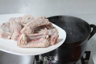番茄黄豆排骨汤的做法步骤：2
