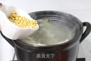 番茄黄豆排骨汤的做法步骤：4