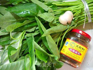 玫瑰腐乳炒雍菜的做法步骤：1