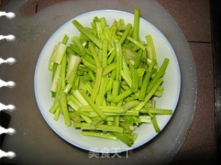 香芹炒花生的做法步骤：1