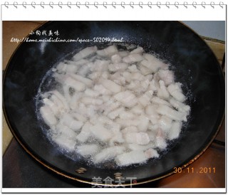 尖椒炒油渣的做法步骤：2