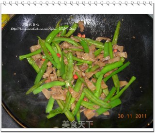 尖椒炒油渣的做法步骤：4