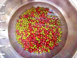 红绿豆粉肠豆腐汤的做法步骤：1