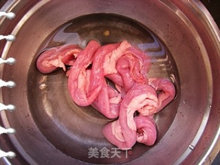红绿豆粉肠豆腐汤的做法步骤：2