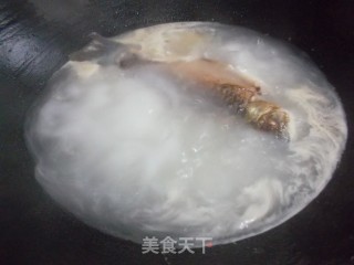 白鲫鱼煲西洋菜汤的做法步骤：5