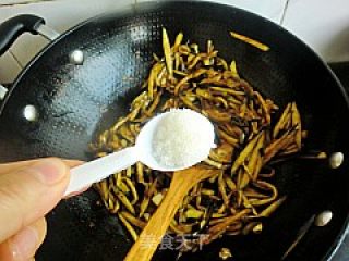 老干妈煸茄丝的做法步骤：8