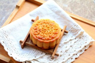 蛋黄豆沙月饼的做法