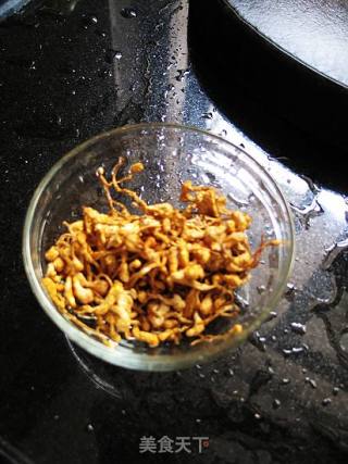 不寒不燥，冬季进补好选择---虫草花蒸鸡的做法步骤：4