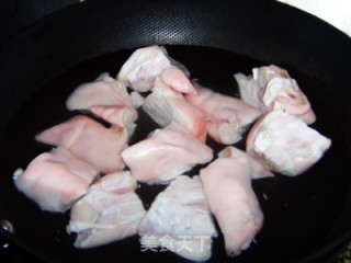 冬季养生菜---麻辣香蹄炖黄豆的做法步骤：2