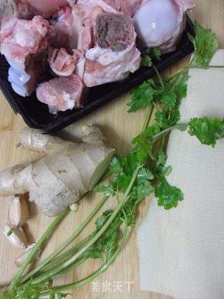 【百姓家的冬季养生菜】豆皮筒骨鲜汤的做法步骤：1
