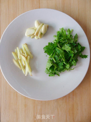 【百姓家的冬季养生菜】豆皮筒骨鲜汤的做法步骤：2