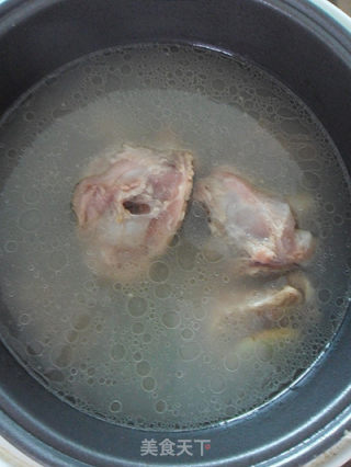 【百姓家的冬季养生菜】豆皮筒骨鲜汤的做法步骤：6