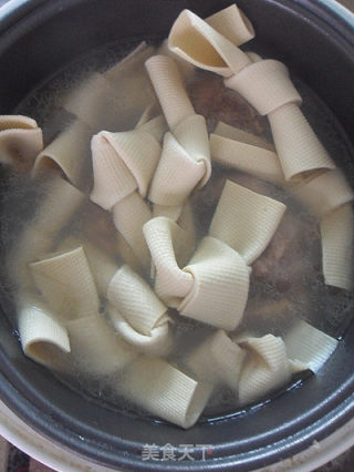 【百姓家的冬季养生菜】豆皮筒骨鲜汤的做法步骤：7