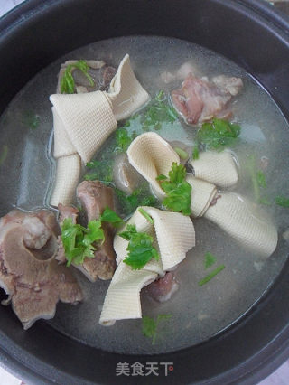 【百姓家的冬季养生菜】豆皮筒骨鲜汤的做法步骤：8