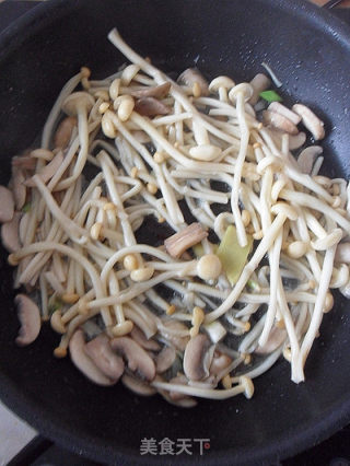 【百姓家的冬季养生菜】鸡腿菌菇汤的做法步骤：9