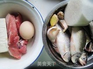 用心温暖家人——鲫鱼浓汤丸子煲的做法步骤：1