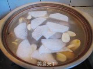 用心温暖家人——鲫鱼浓汤丸子煲的做法步骤：4