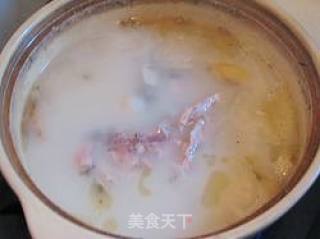 用心温暖家人——鲫鱼浓汤丸子煲的做法步骤：8