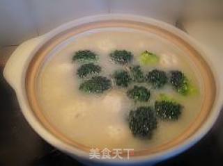 用心温暖家人——鲫鱼浓汤丸子煲的做法步骤：11