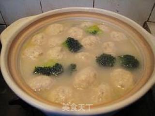 用心温暖家人——鲫鱼浓汤丸子煲的做法步骤：12